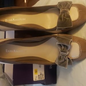 Two tone heeled pumps